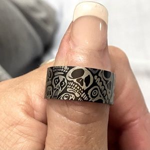 Stainless steel band with skull design